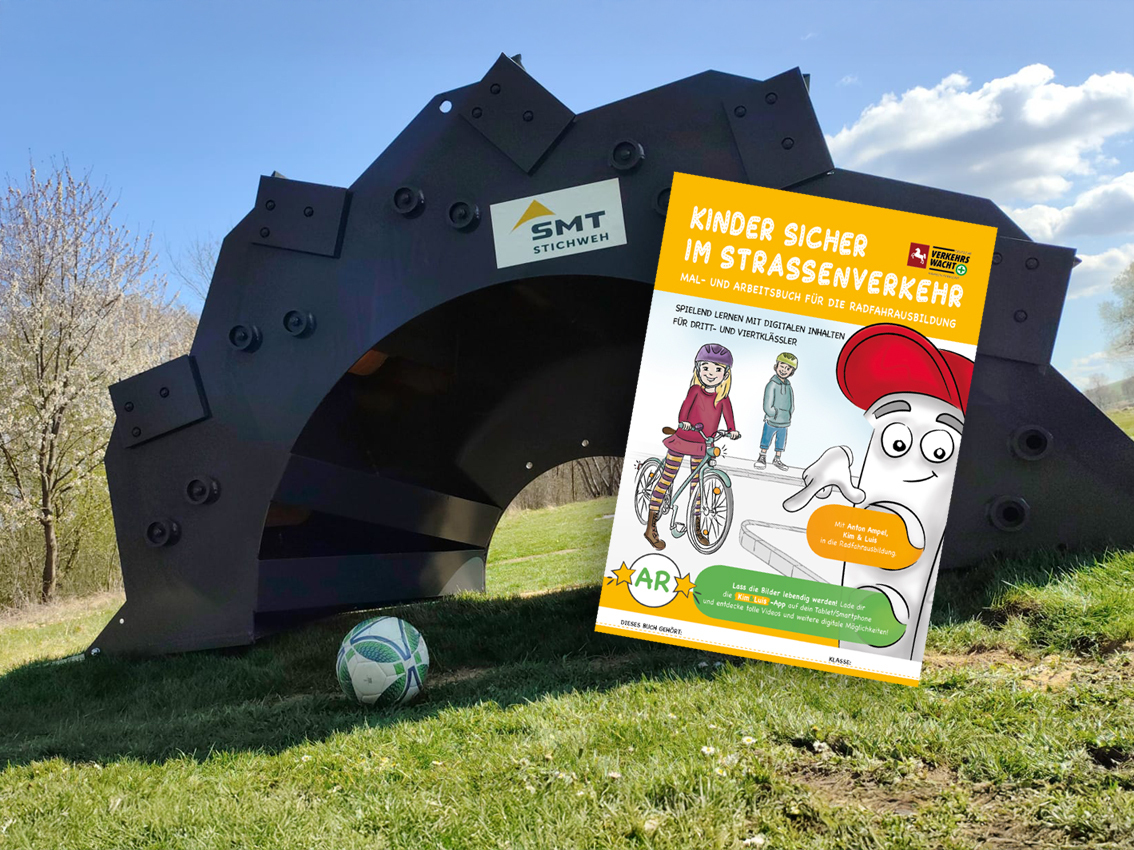 Schöpfradkörper auf Fußballgolfplatz und Einblendung einer Verkehrserziehungsbroschüre